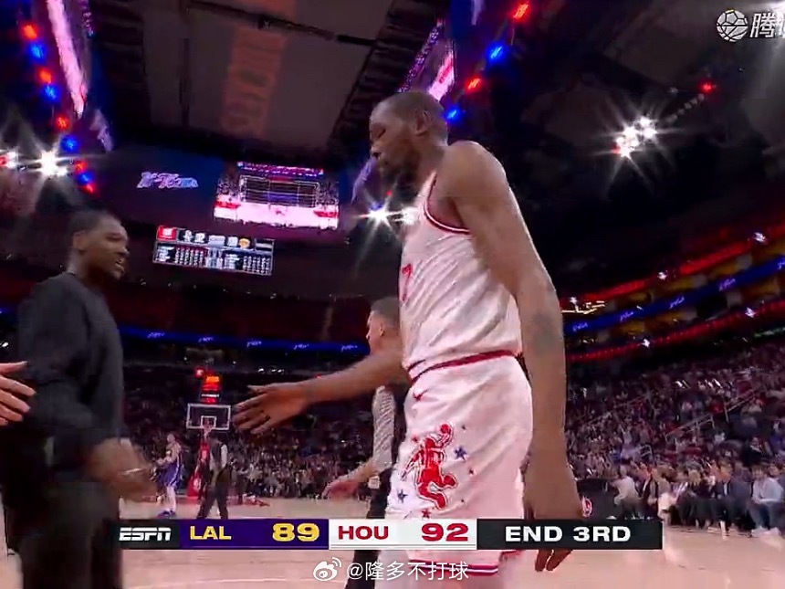 火箭单节打出37-22，领先3分进入末节湖人vs火箭