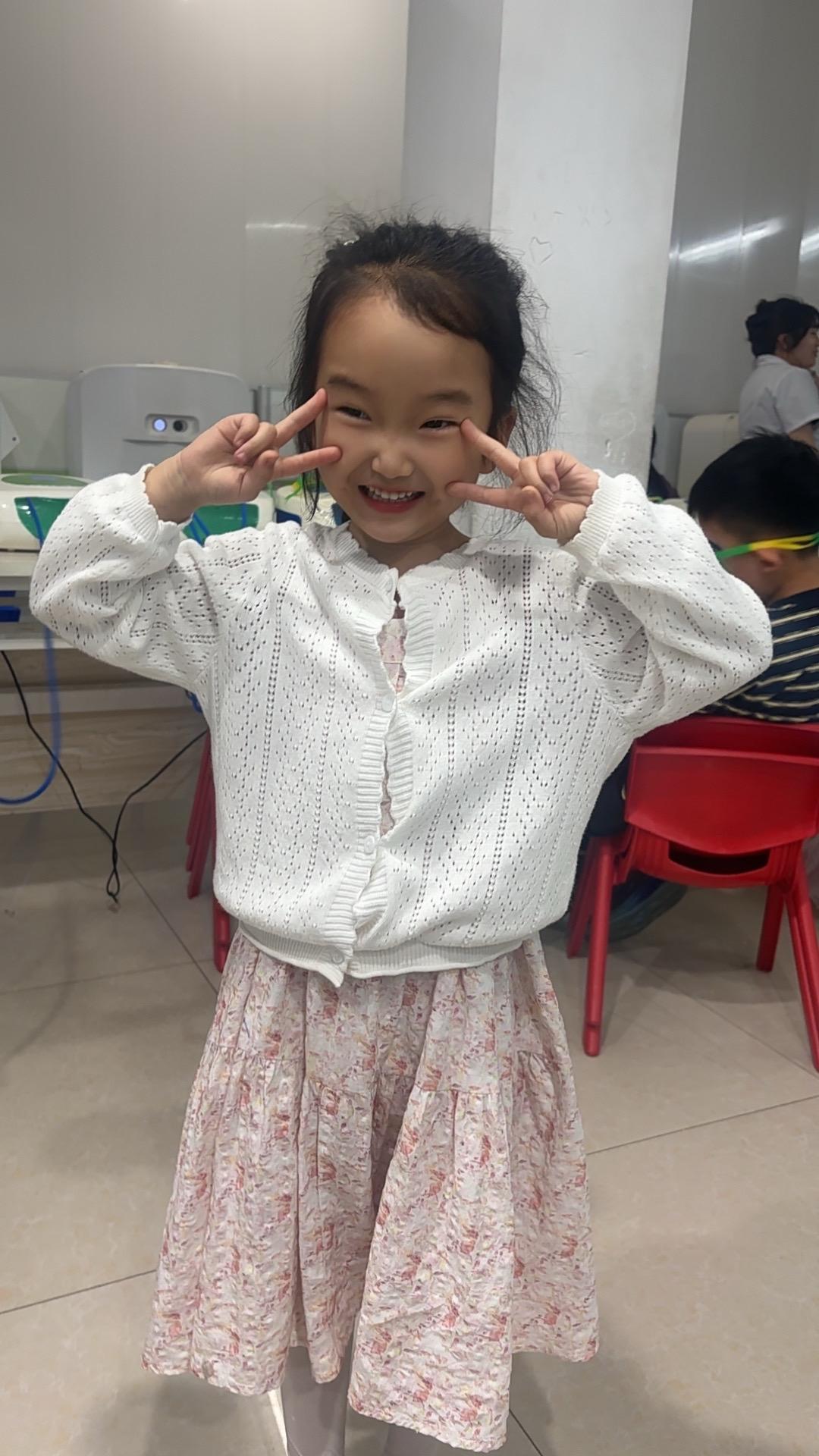 我拿什么奉献给你，我的小孩。
给不了完美的人生，给不了万全的庇护，只能倾尽温柔，