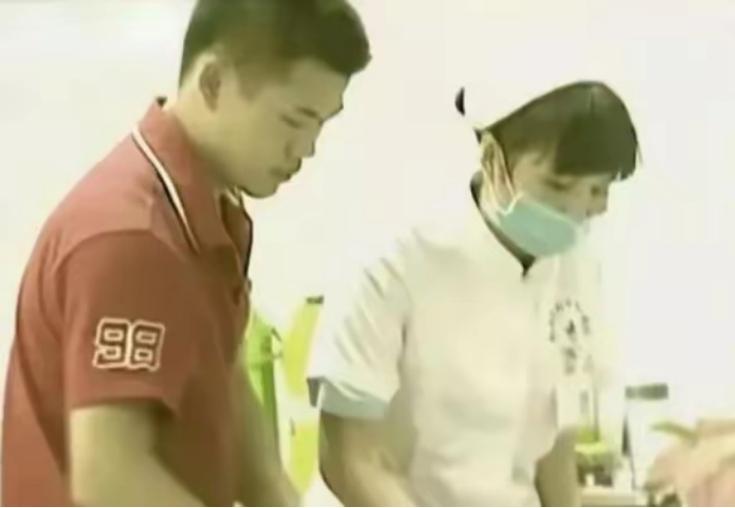 2011年，佛山一新生儿被护士判为“死婴”，然后随手打包丢进了厕所角落，当孩子的