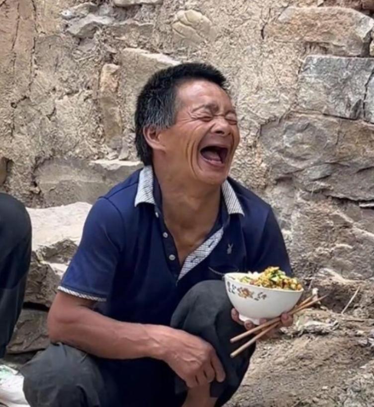 山西长治，残障男子失去双亲成为孤儿无法独自生活，为了让男子活下去，村书记找到全村