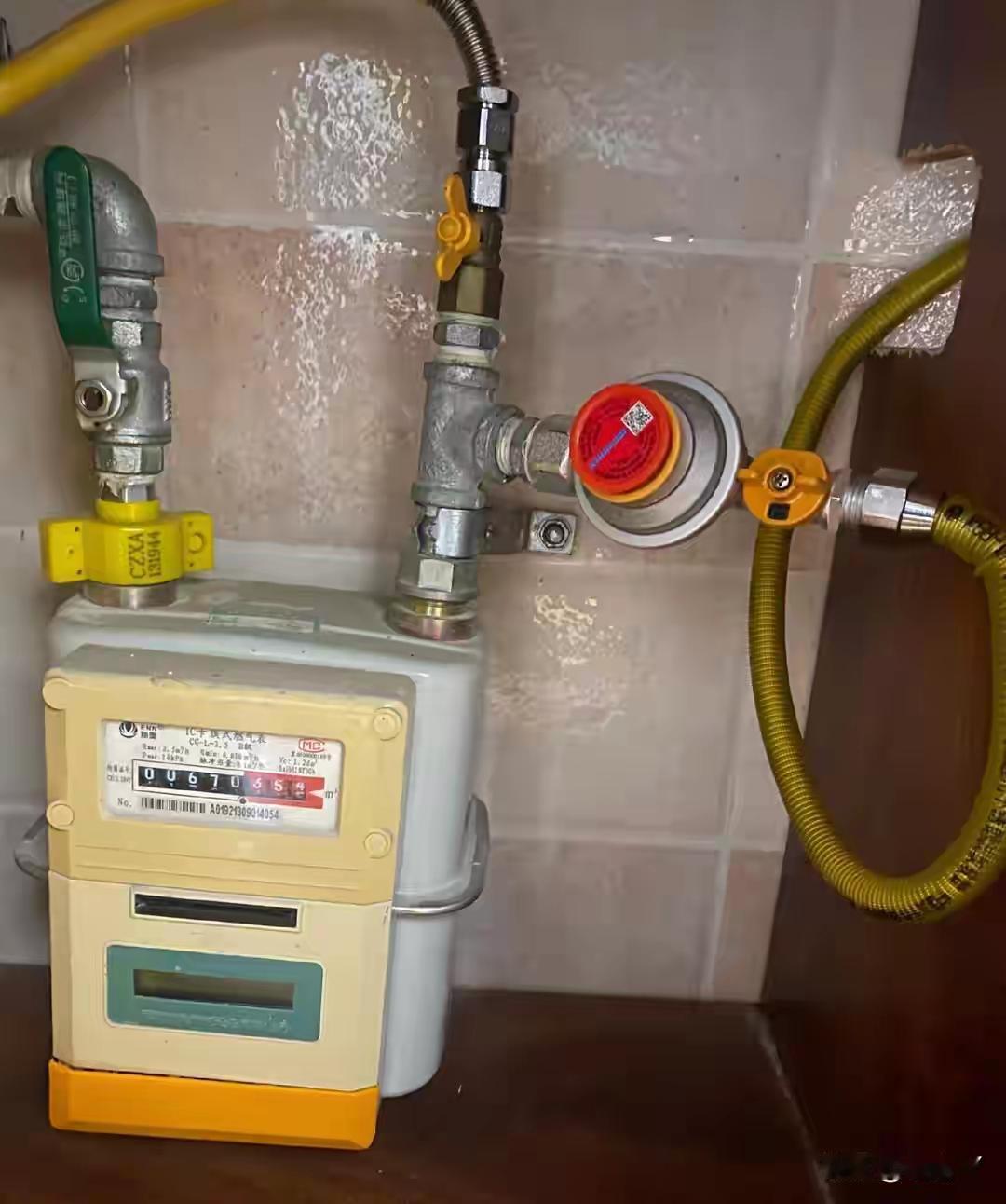 以安全为名，强制消费。曾经在空后武汉硚口某厂打时，我们用的氧气瓶和乙炔气瓶好多都