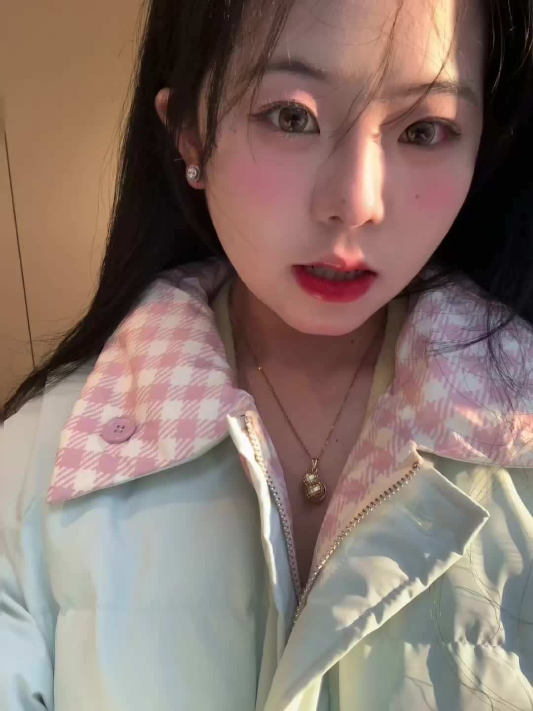 希望我赚很多钱 走很远的路 去爱一个爱我的人