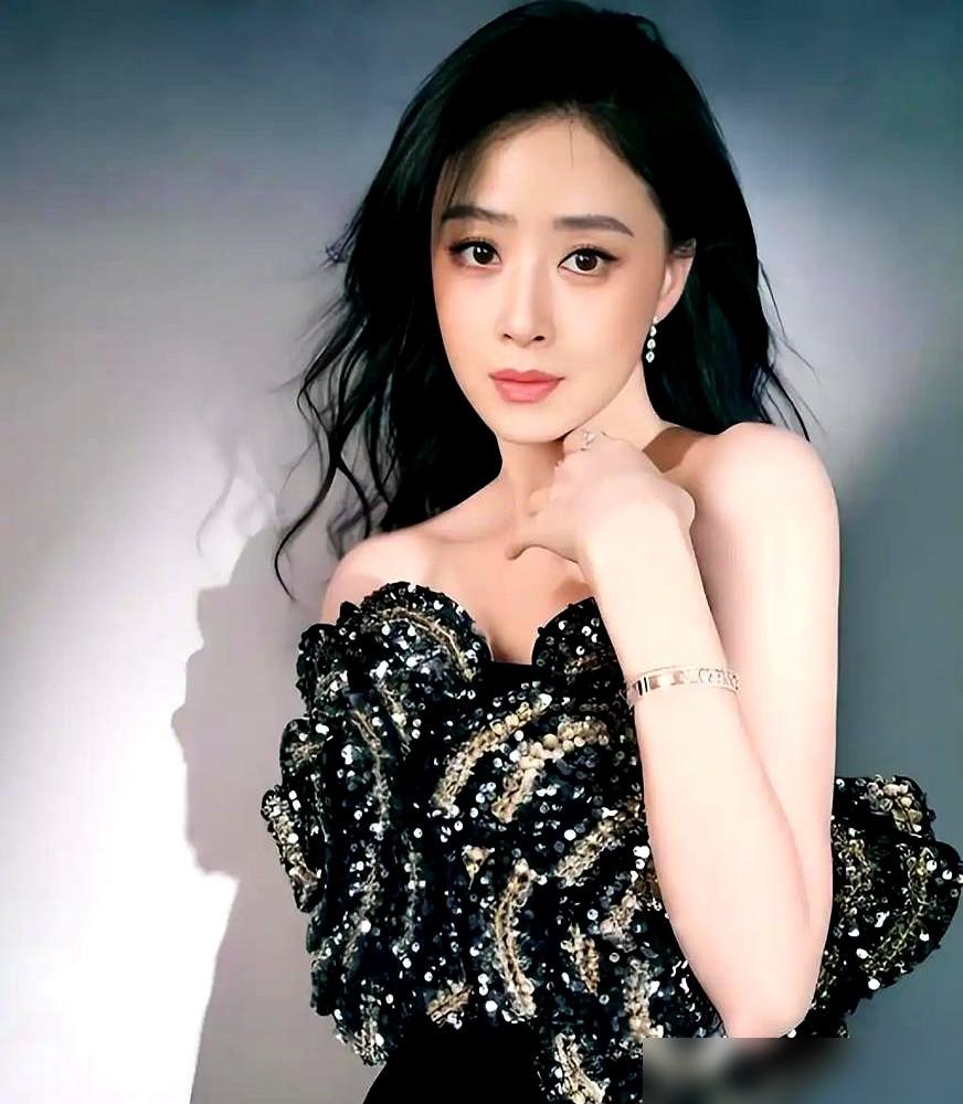 “我就是演吃饱了！”蒋欣端着一盆黄瓜，对着镜头崩溃大哭。谁能想到，140斤瘦到1