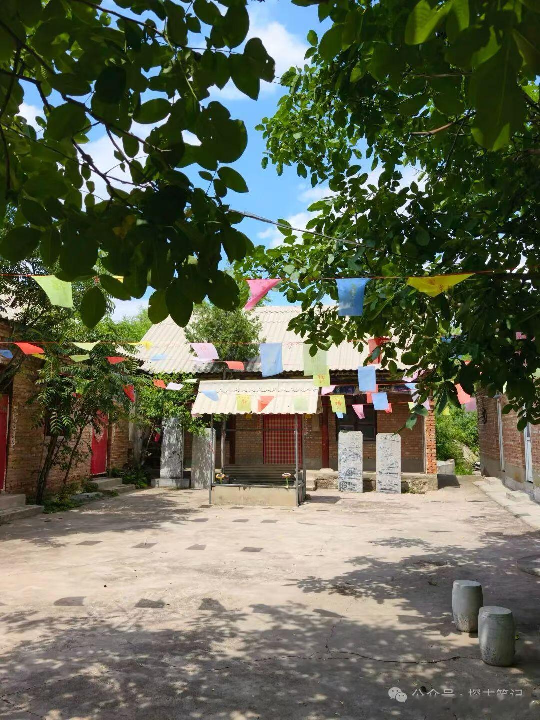 路边经过一家小庙，没有蜂拥的香客，没有喧嚣的嘈杂，清净自然，尤其是贴的那张纸上那