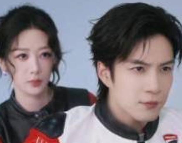 杨紫韩东君“落地签”是指两人为兑现电视剧《家业》宣传直播中的约定，拍摄的机车打卡