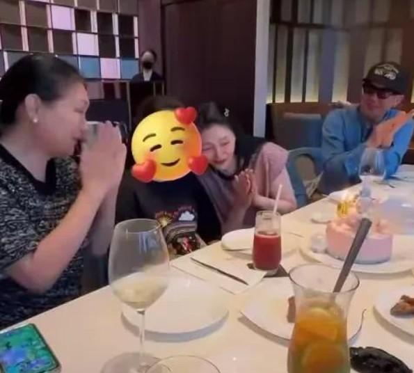 S妈公开大S为小玥儿庆生视频，原来具俊晔大S也有在好好地陪伴孩子。
 
汪小菲不