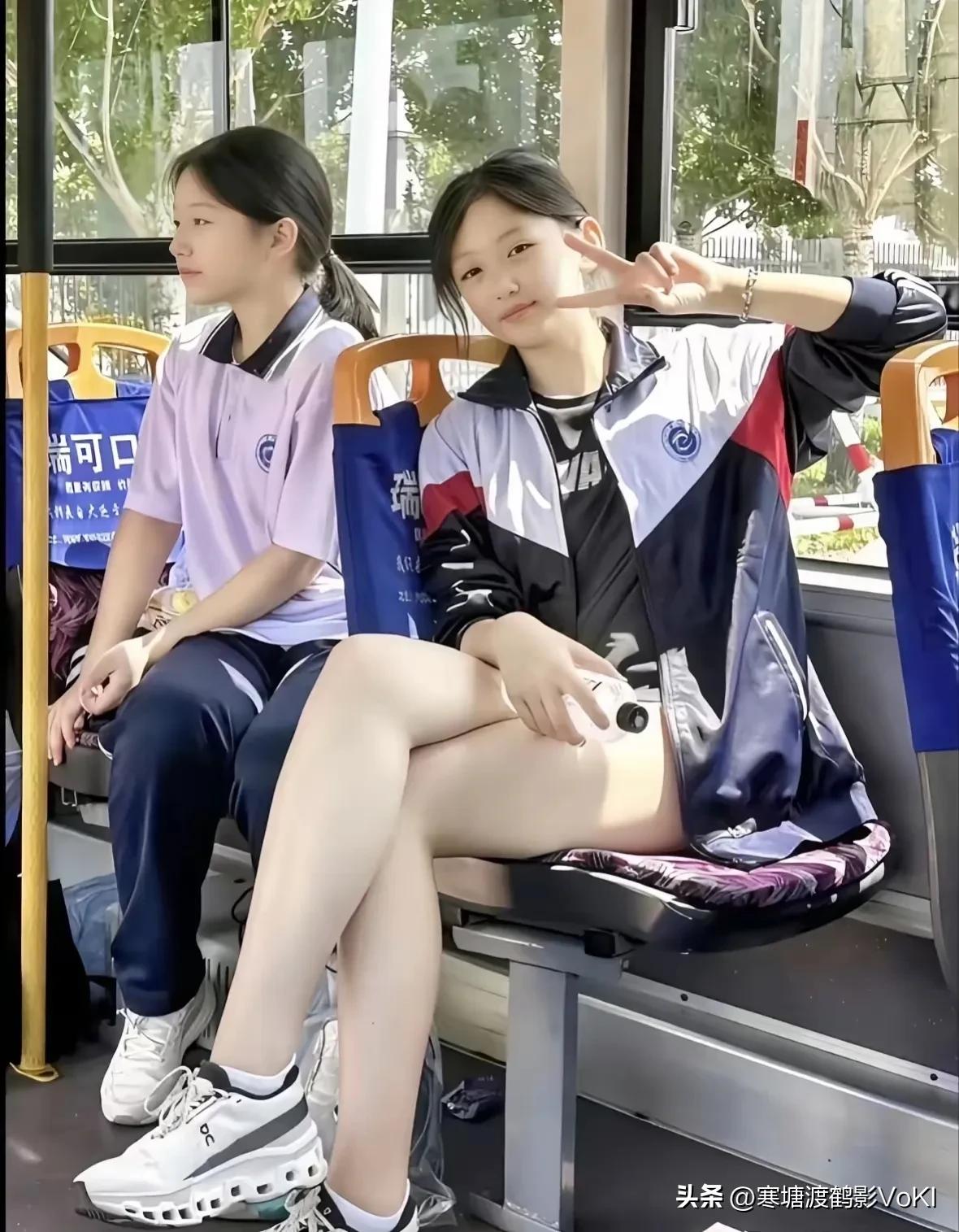 两个女孩都是美人，一个端庄秀气，一个热情奔放。左边的适合做妻子，右边的适合做情人