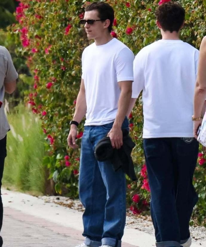 荷兰弟婚后首亮相荷兰弟婚后首现身 荷兰弟婚后首亮相，身穿白T、牛仔裤休闲装束，现