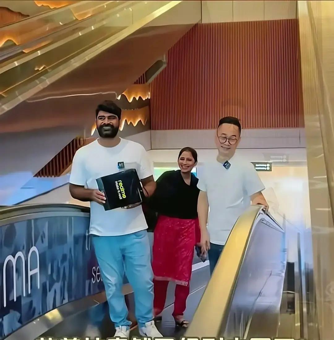 顶级玩家的流量心法：停更，才是最高级的引爆。
“皮衣哥”断更半个月，不是凉了，是