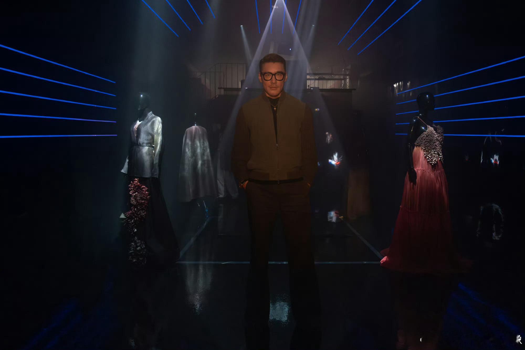 胡兵在伦敦打造赛博非遗秀场hello时装周破防了！原来传统手艺也能这么赛博这么潮