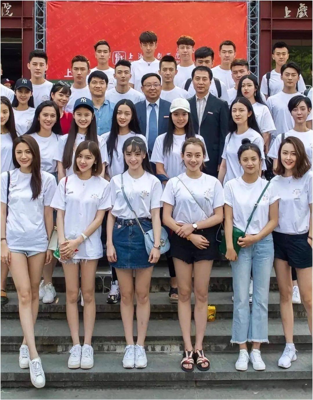 田曦薇班里就她火了起来 