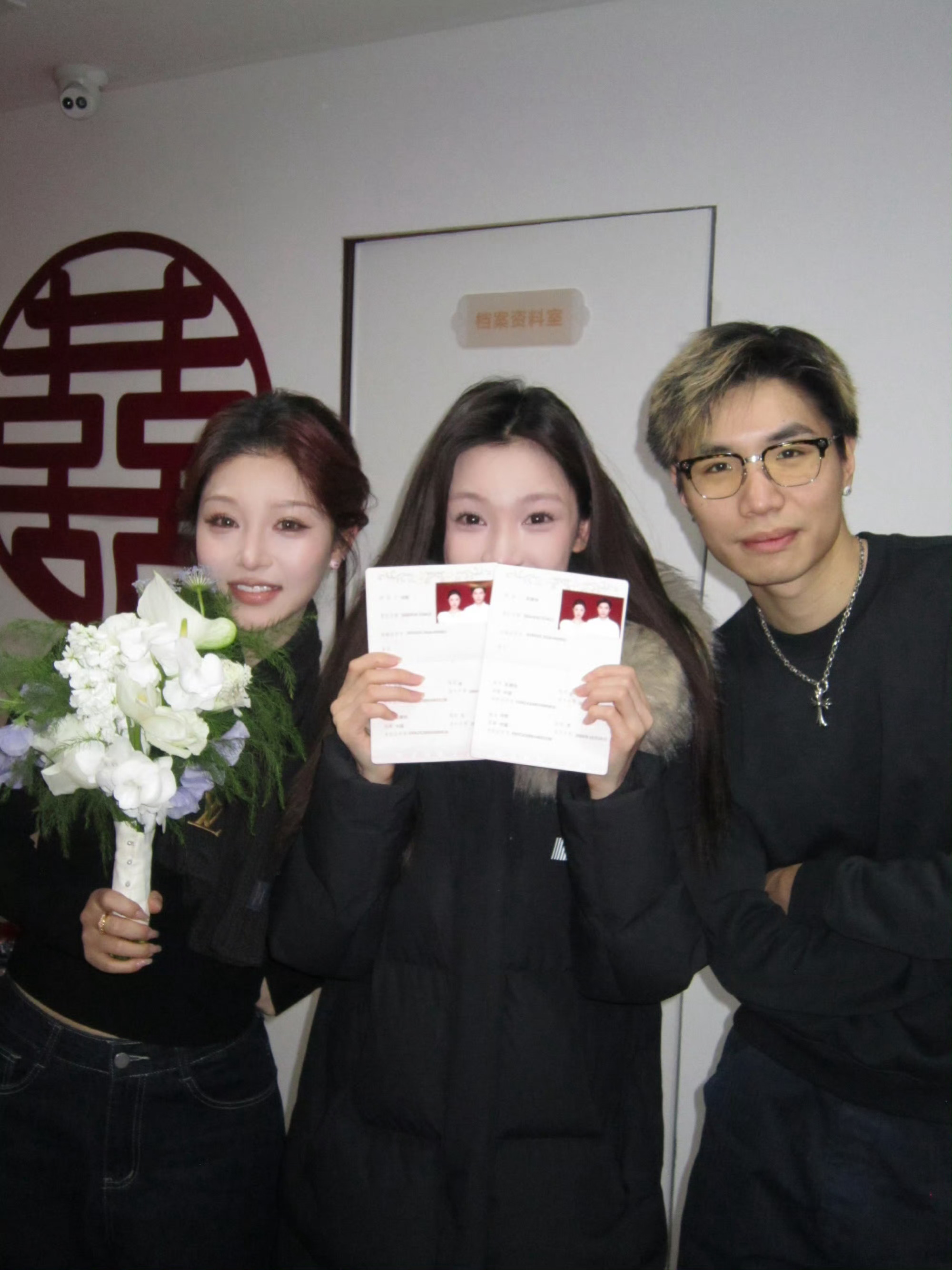 易梦玲陪阿哲5100领证恭喜阿哲5100领证，昨天纪念日，今天领证啦，这两个日期