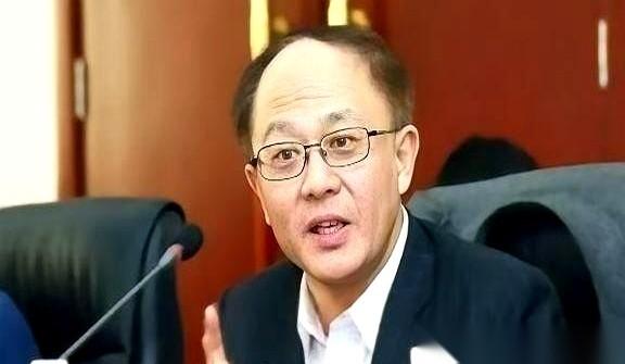 “人家是在全球77亿人里收割现成的，咱们是在14亿人里苦哈哈地育苗。”
这句话真