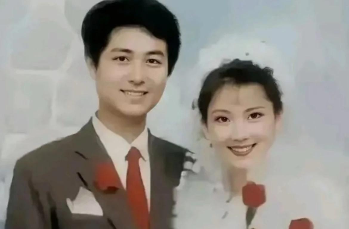 何赛飞和她老公杨楠的结婚照曝光啦！他俩丁克了10年，后来有了个宝贝儿子，儿子何啸