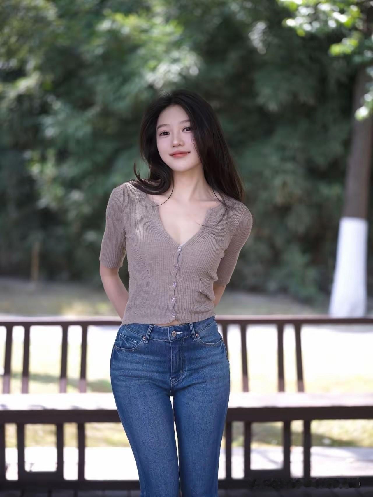 温柔卡其针织衫+牛仔裤，舒服耐看的日常休闲穿搭