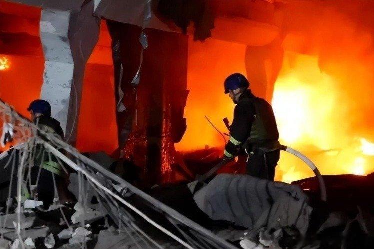 凤凰新闻【俄3吨炸弹摧毁乌指挥中心，疑似炸死北约将军大鱼】新华社消息，俄罗斯谢尔