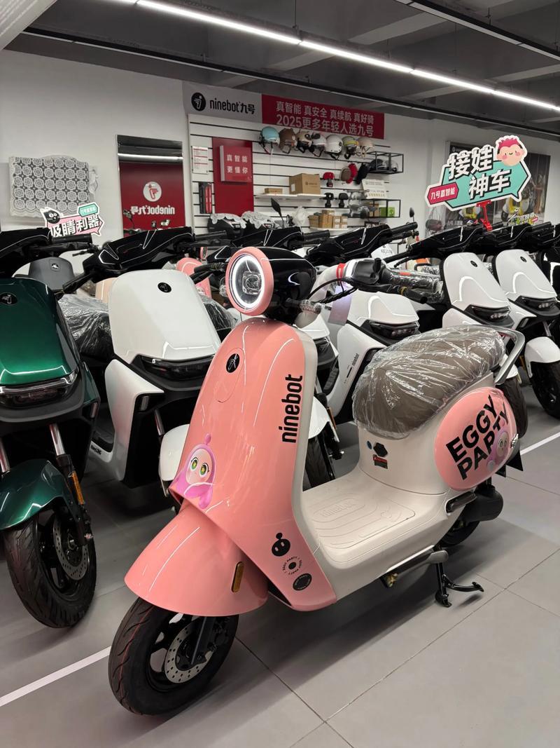 电动车上路必须戴头盔这事儿争议挺大。从安全角度，它绝对是“保命符”。数据显示，电