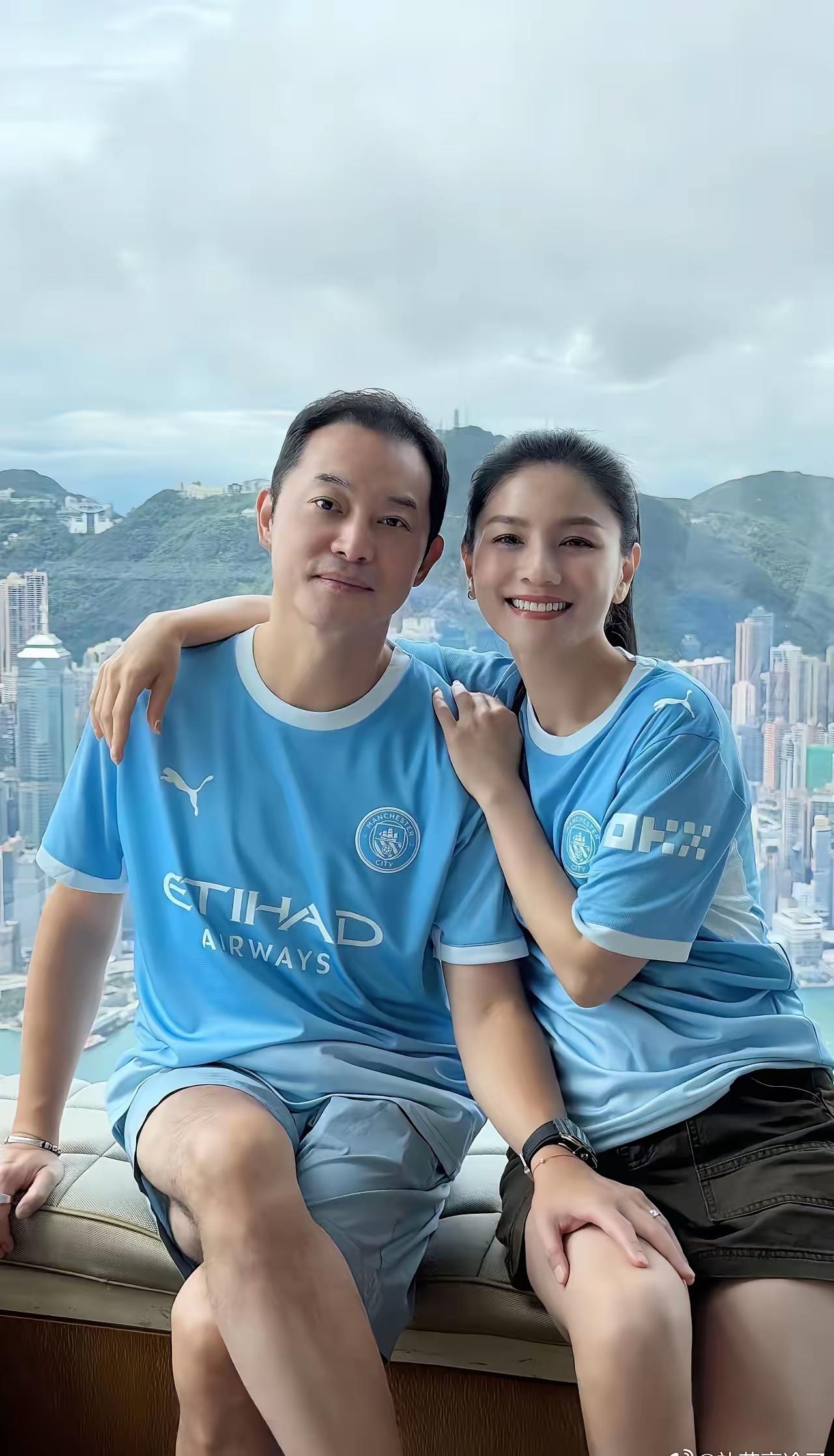 沙溢胡可夫妇穿同款球衣，置身香港高空观景窗前。满眼城市风光，夫妻俩轻松自在，休闲