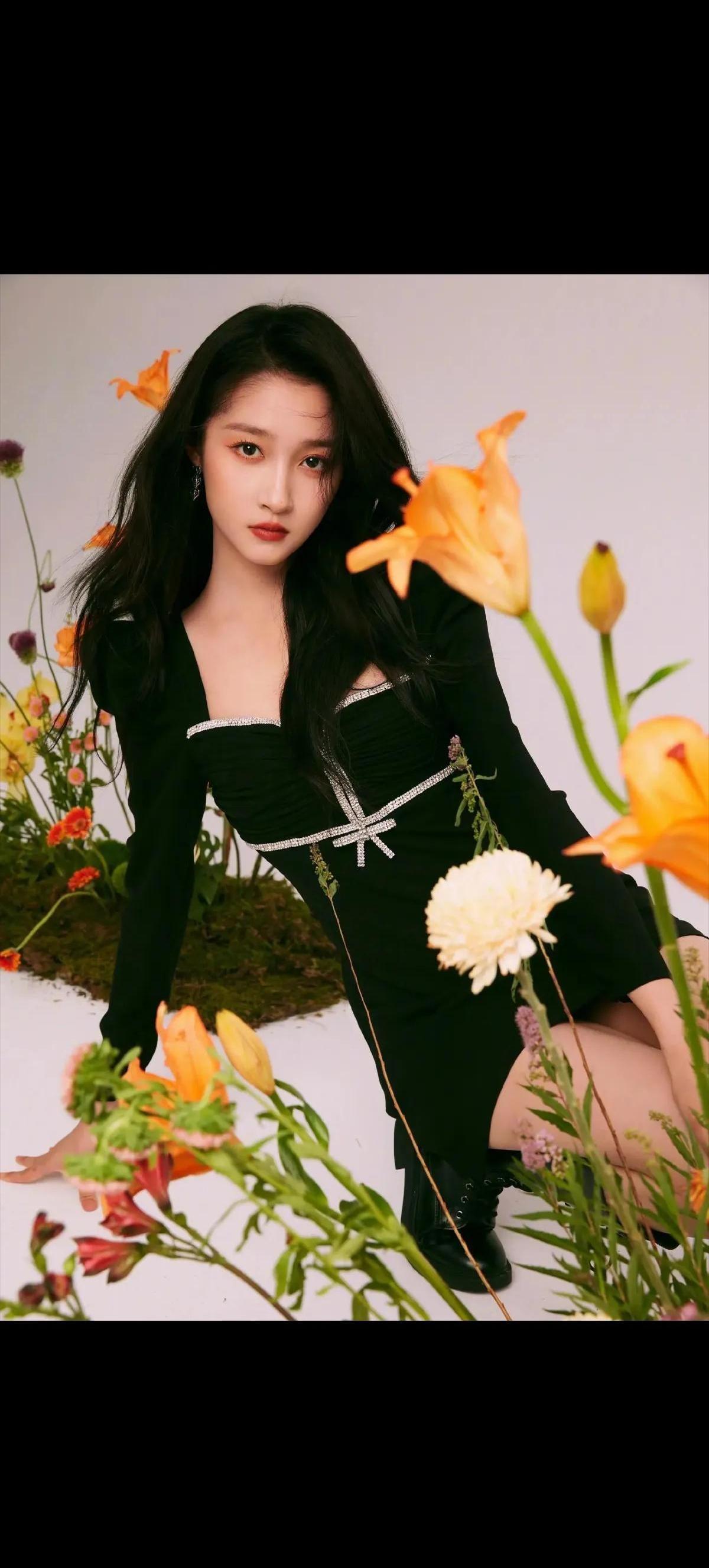 关晓彤自与鹿晗分手后，新感情动向屡受关注。

以旁观者的角度看，这位