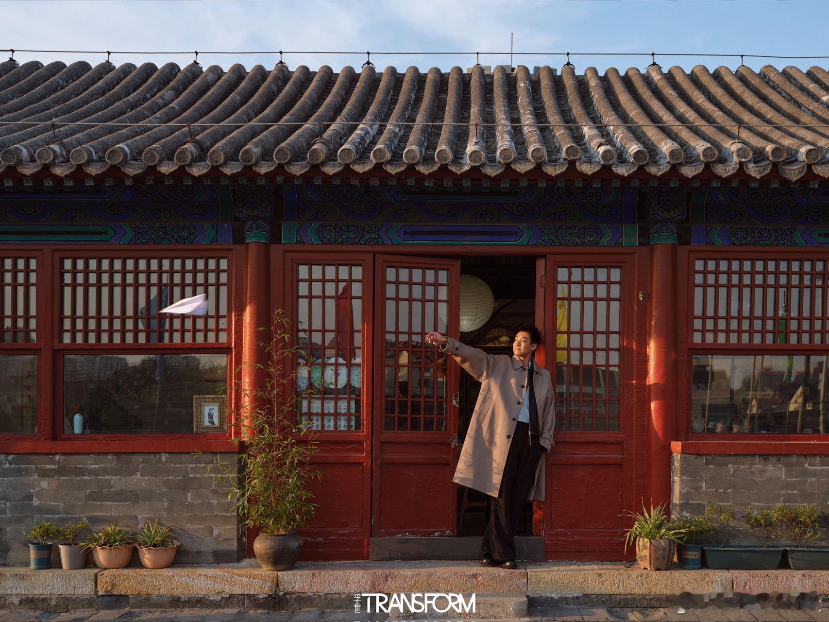 高至霆在北京明城墙上拍杂志 守一念而立千年，赴一场春日之约🌿高至霆全新杂志大片