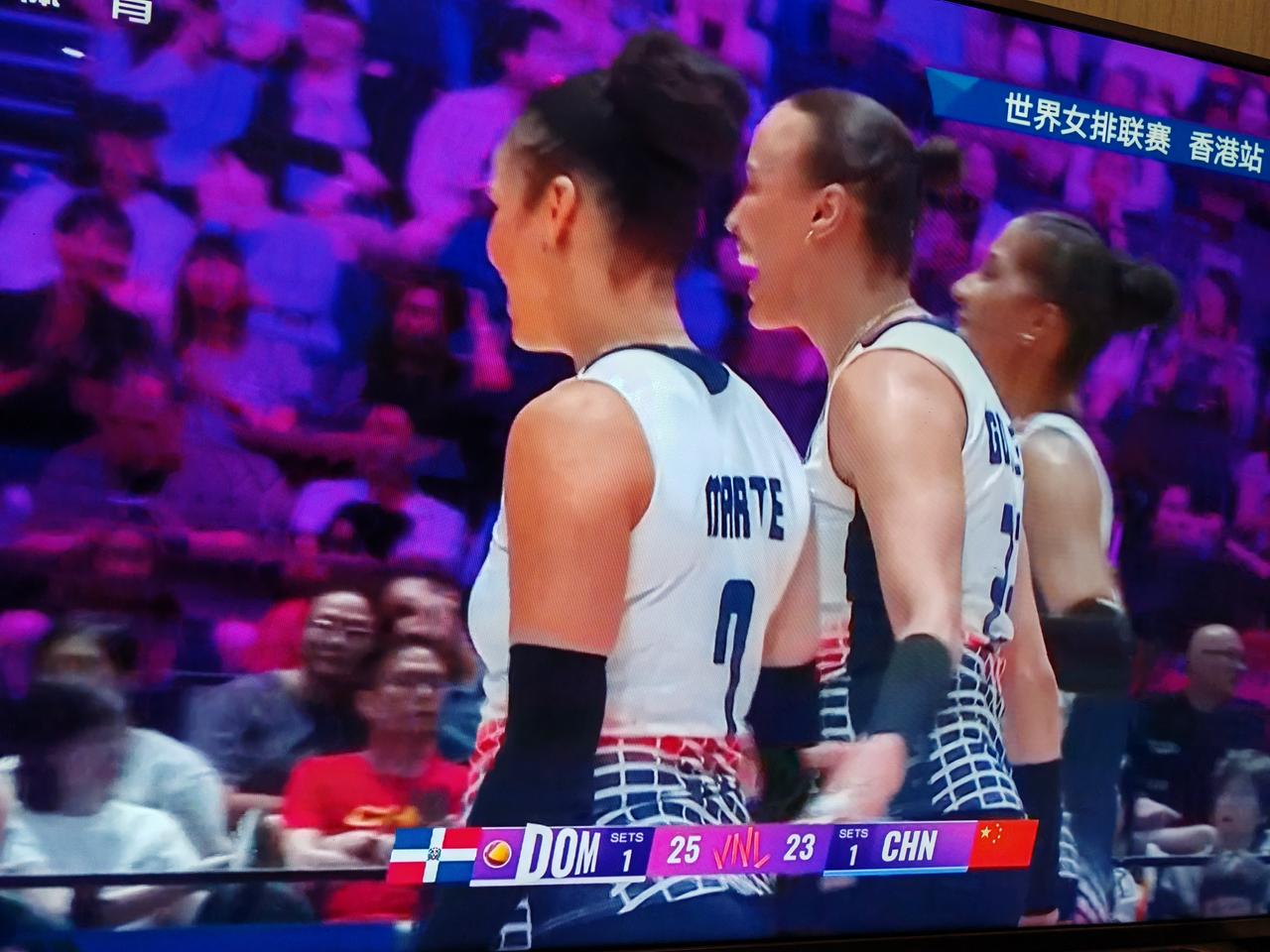 2026年7月11号世界女排联赛香港站的比赛，中国女排对阵多米尼加女排，前两局中