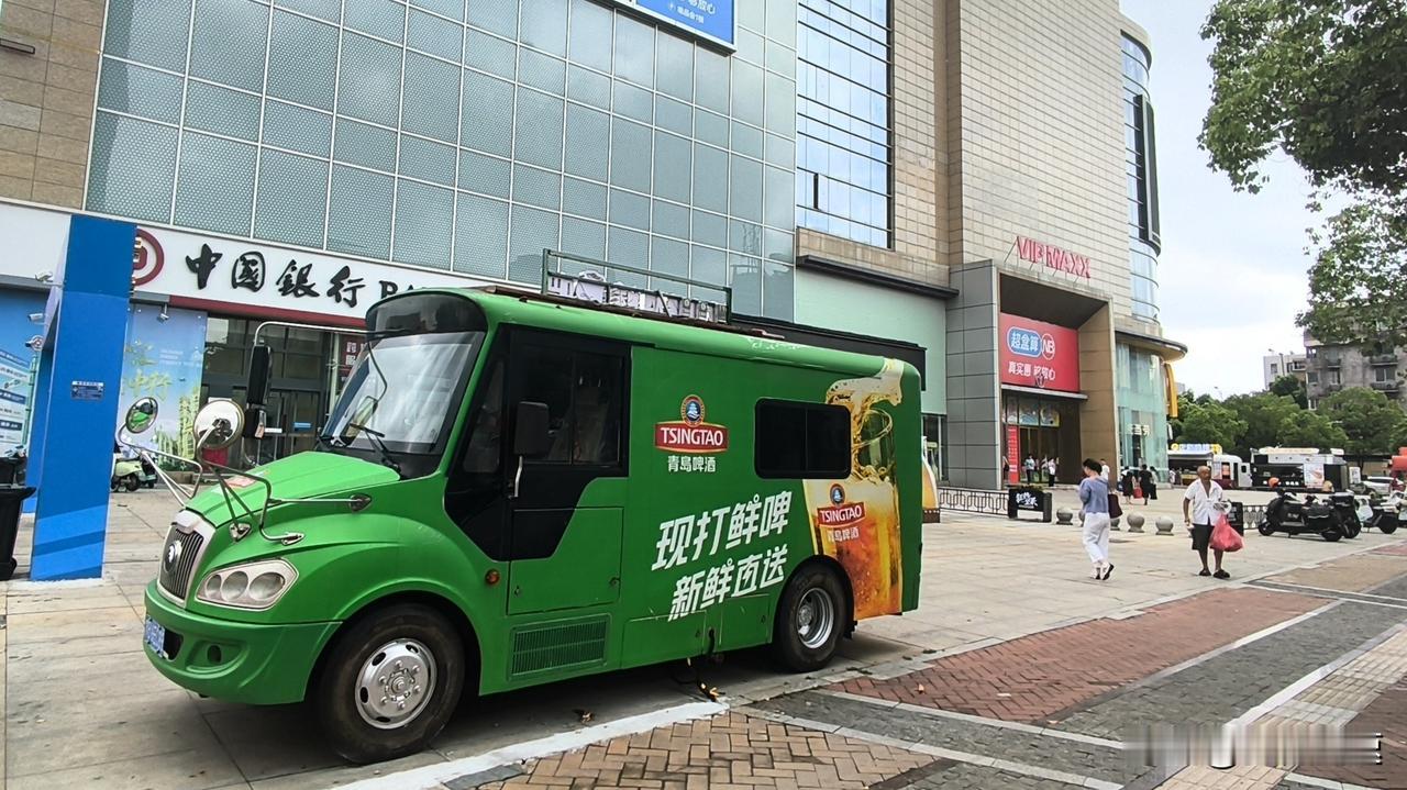 上周特意挑了晴好的下午去东郊前湖晃悠，踩上月牙堤的瞬间直接看愣了，整整百米的堤岸