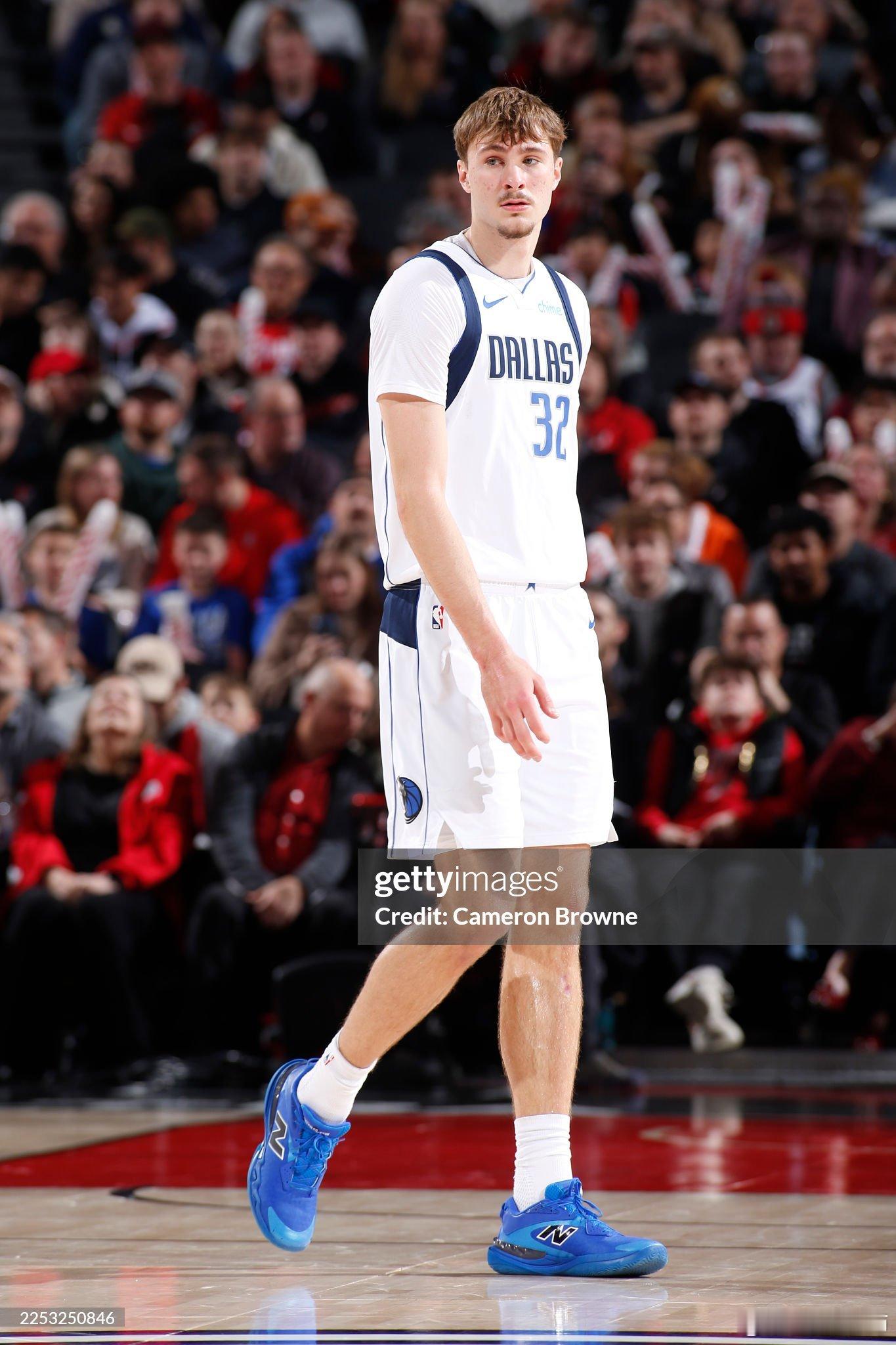 MFFL 依旧很慢热，第一节没打完，落后开拓者十几分了。独行侠vs开拓者东契奇首