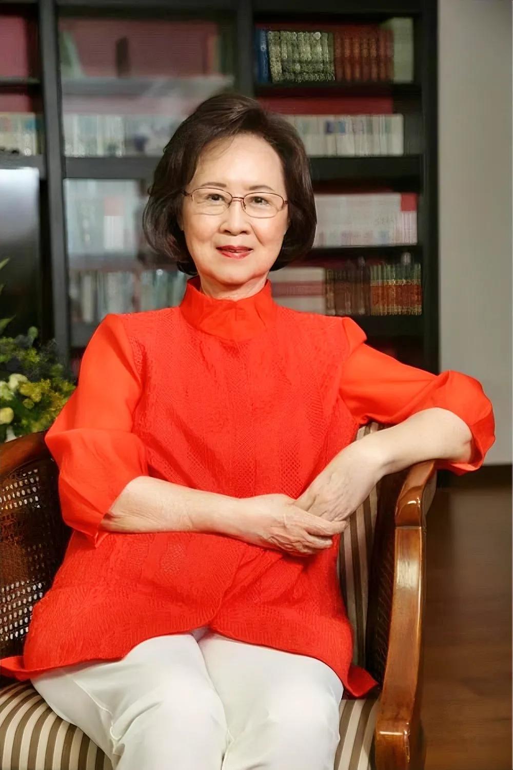 希望警方彻查！据悉，2017年，作家琼瑶曾坚决反对为丈夫平鑫涛插鼻胃管延续生命。