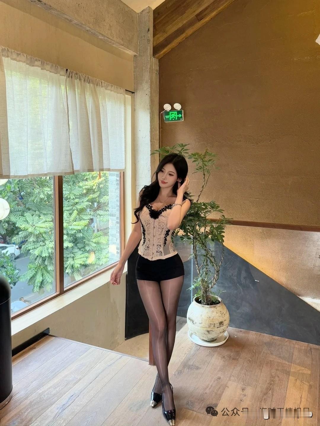 黑白配穿搭真是时尚界的经典，优雅气质直接拉满。就像上海安福路那位被街拍三次的姑娘