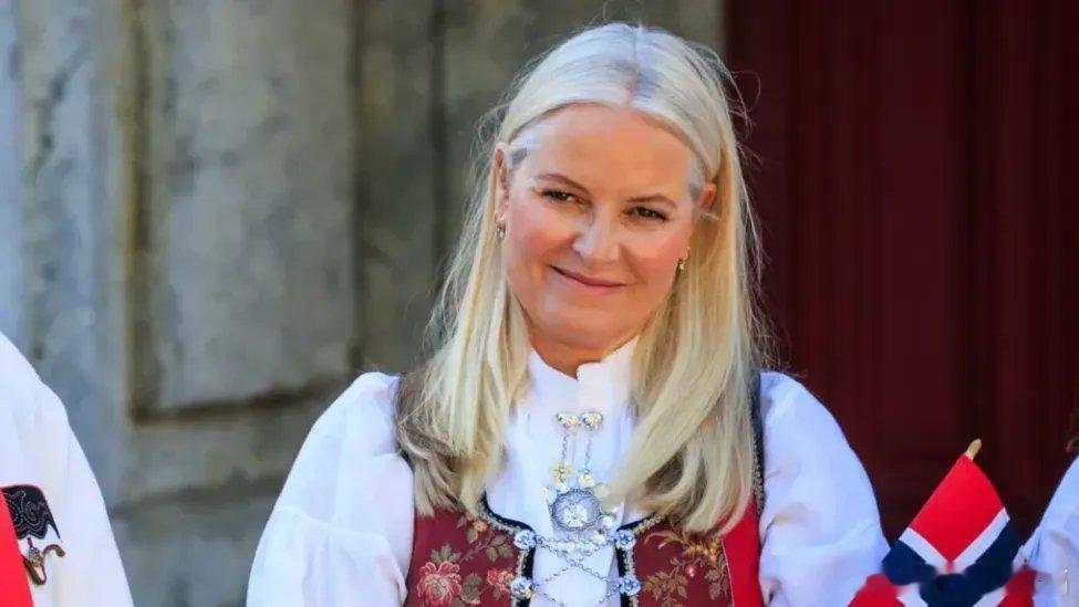 凤凰新闻【挪威王室陷丑闻：太子妃和爱泼斯坦有往来，其长子涉强奸等38罪】据凤凰卫