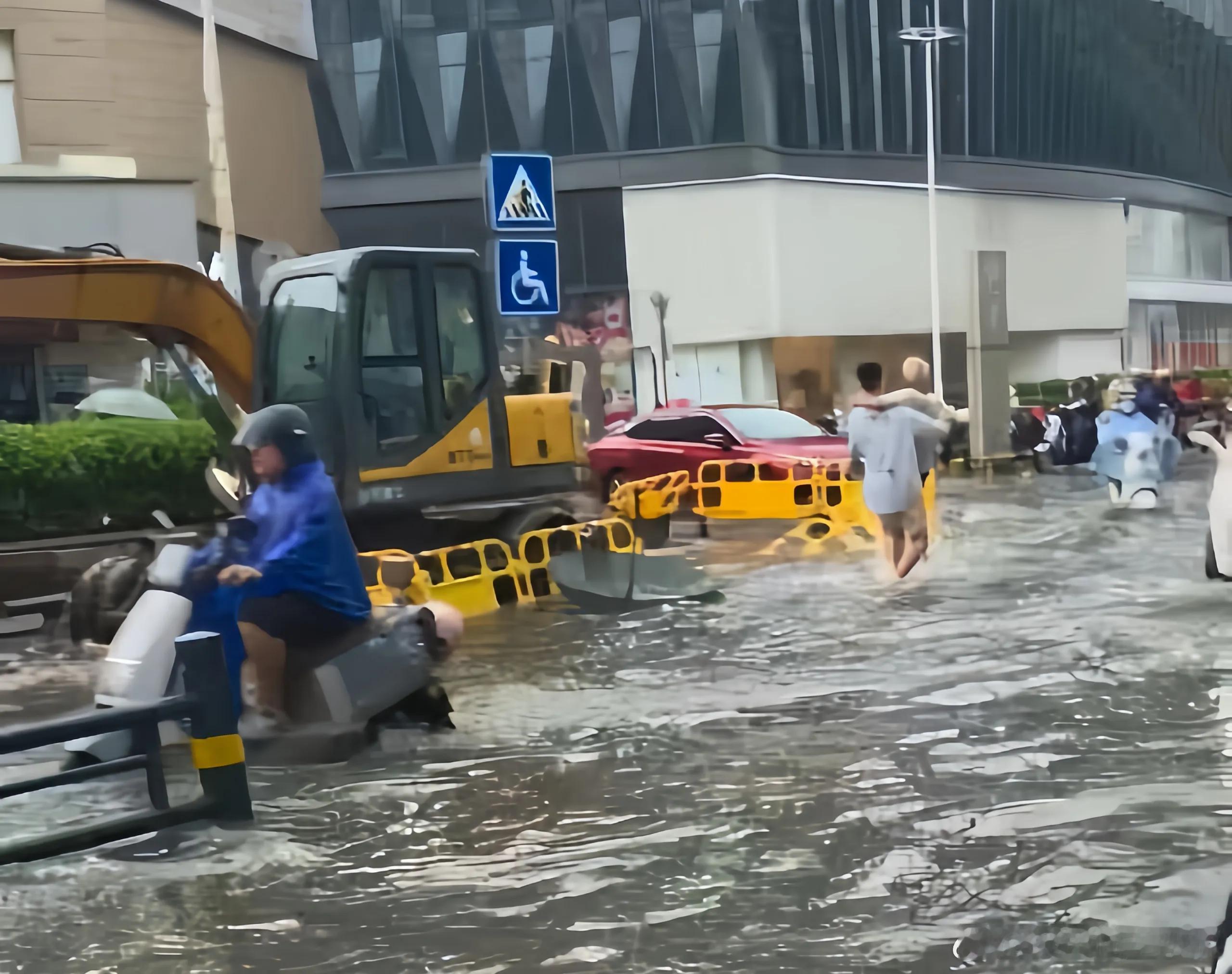不久前海南海口暴雨街头一名战士徒手抱起被困积水中的老人短短几十秒的视频刷屏网络广