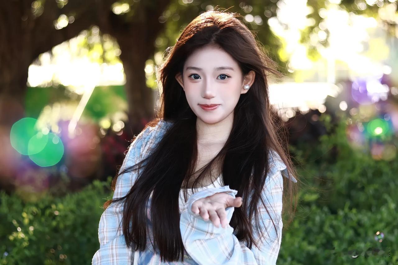 阳光下的甜美少女，温柔微笑，梦幻背景
