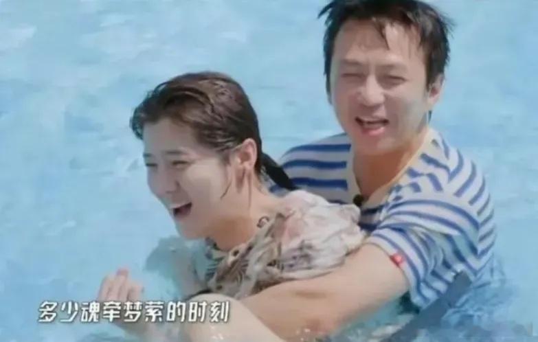 这个侧颜，真的像极了邓超在抱着一个美女，鹿晗的美貌绝了，既有男孩子的刚性，又有女