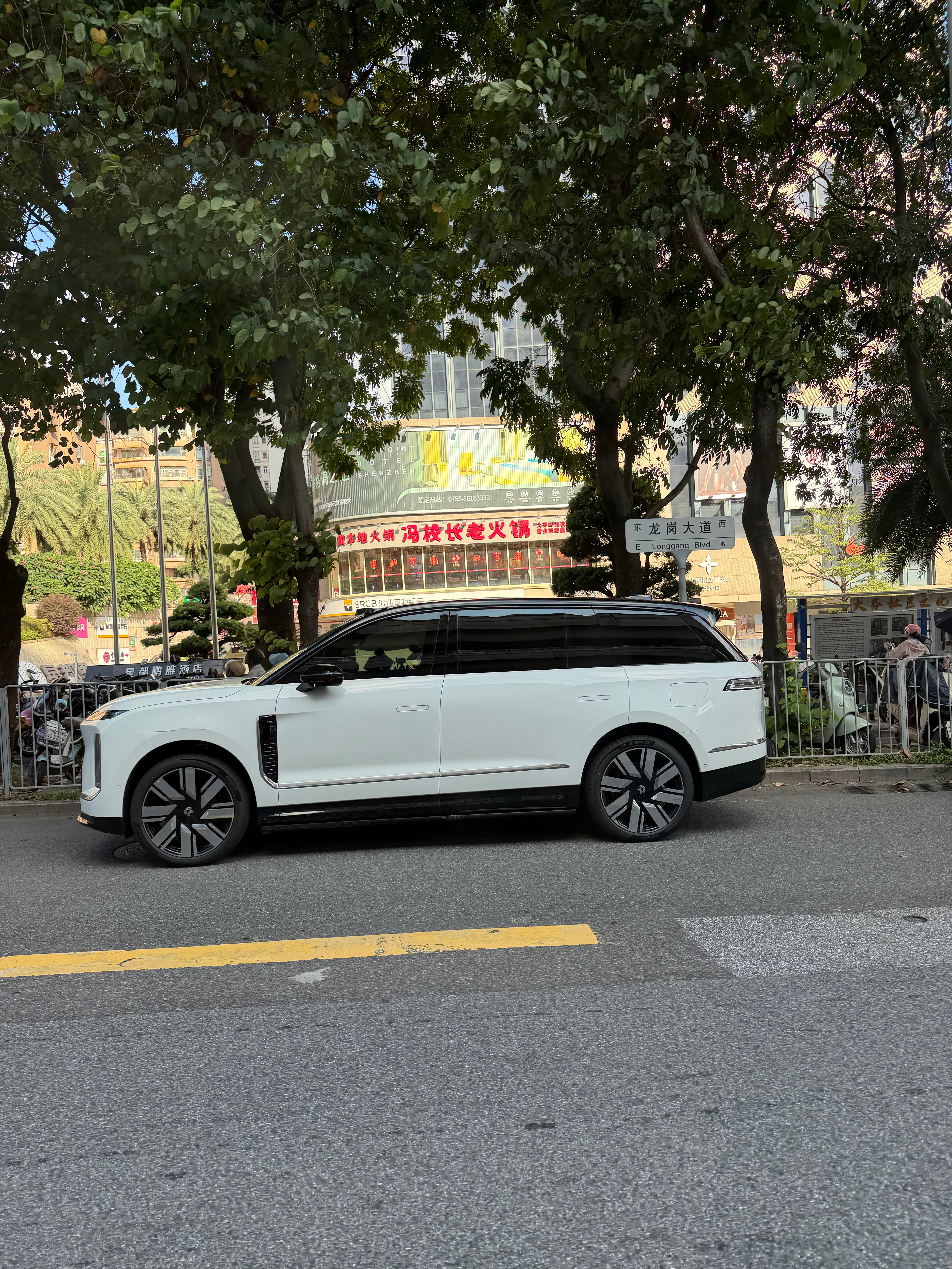 深圳街头路遇一台蔚来ES9，这侧面姿态你们觉得怎么样 深圳