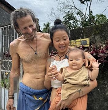 福建女孩林娜在清迈旅行时邂逅希腊男子，两人一见钟情，光速闪婚。婚后他们既没定居繁