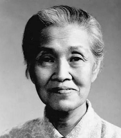 1964 年，一位身怀身孕、身体状况危急的孕妇即将走上手术台，林巧稚径直上前拦住