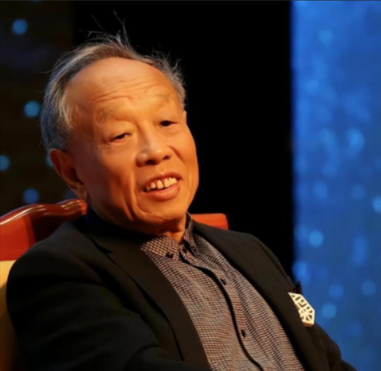 三十多年前，在美国一所大学的演讲厅里，原本快要圆满结束的问答环节，被一位满头银发