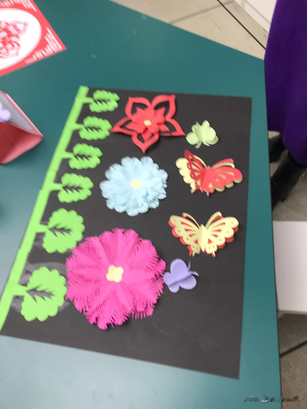 云山小学周海燕老师说：“学剪纸的学生，数学学得也好。”周老师在课堂上，经常带孩子