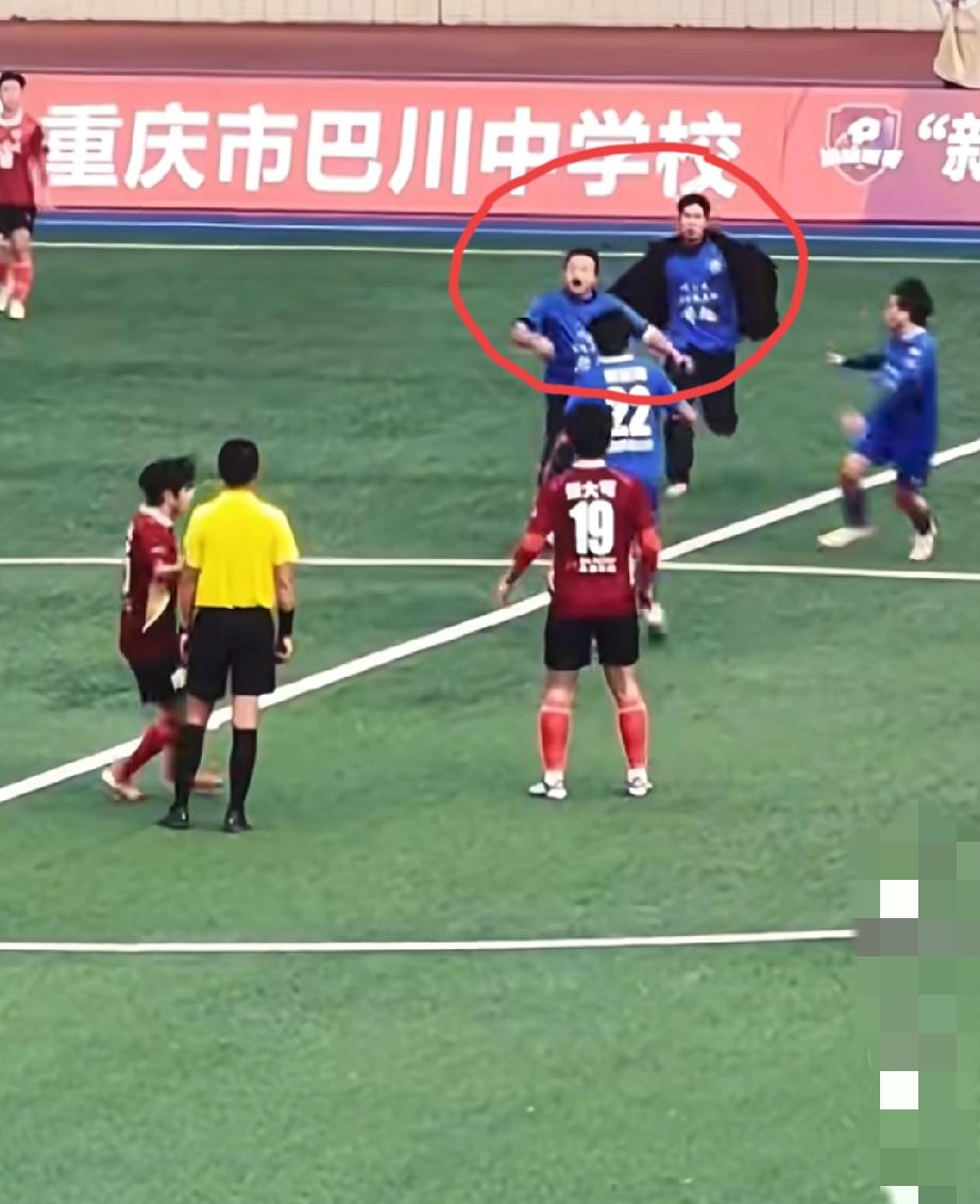 重庆，在渝超高新区vs九龙坡的比赛中发生疯狂一幕，球员被判罚后，有两名男子冲进场