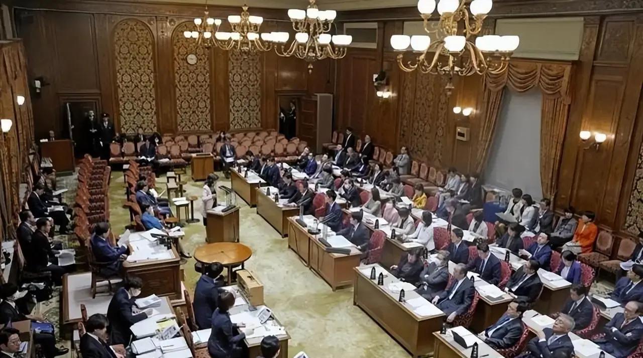 日本军费冲到9万亿日元，东亚还能多安稳几年？
 
2026财年预算案里，日本防卫