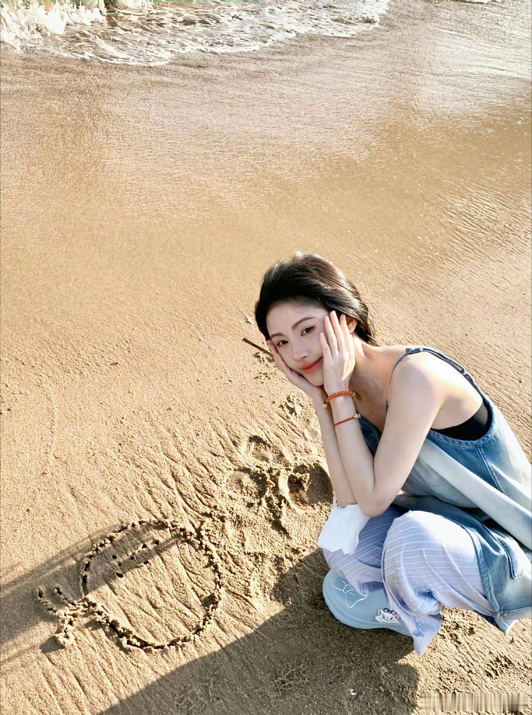 鞠婧祎完全不给代拍好脸色 态度分得明明白白！绝不配合代拍拍摄，驶过代拍人群之后，