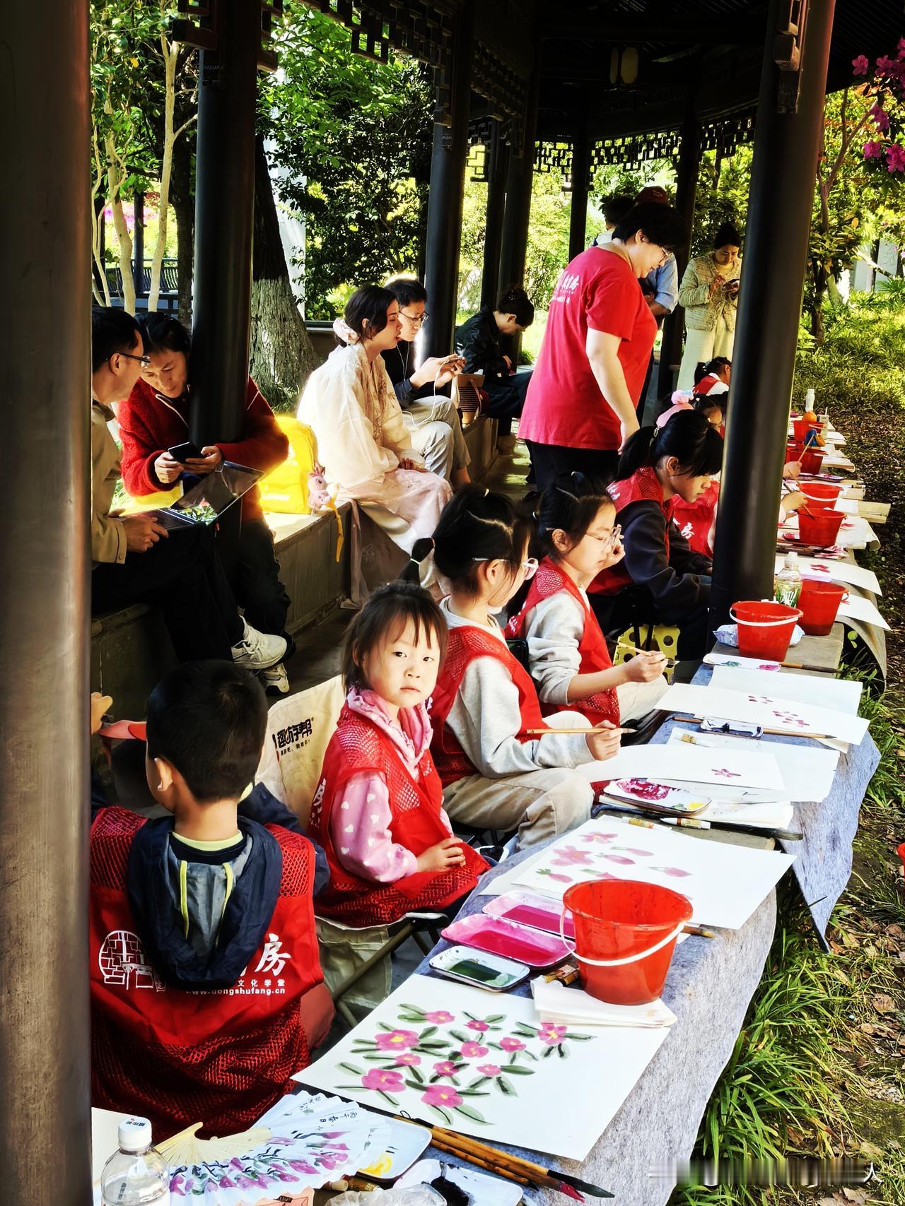 画杜鹃花的小朋友，在红梅公园里面，看到了一群画花的小朋友。
三月初三春光好，
花
