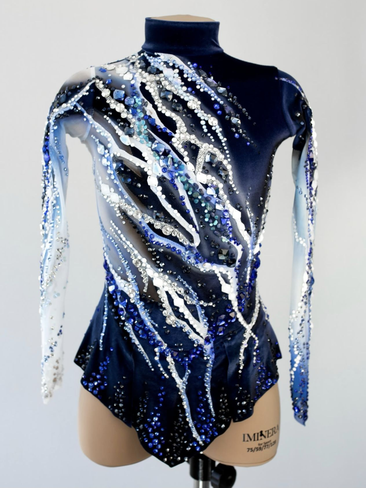 收集花样costume SLAVA很多参赛作品都有华而不实硬靠主题之嫌，这两件更