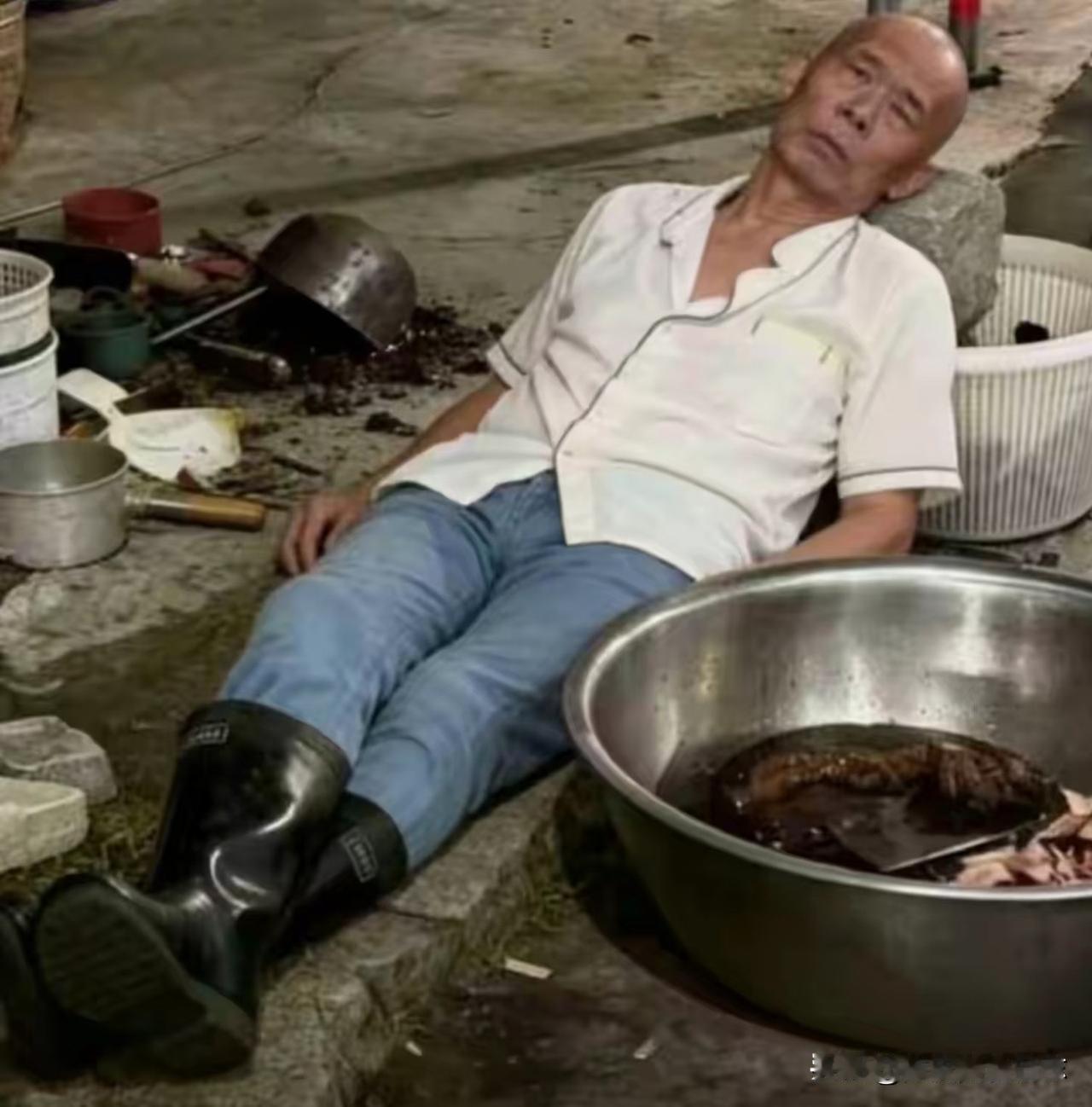 莫氏鸡煲老板意外走红
早上九点就已经排了一百多号人
店铺爆单，老板说累到想倒闭