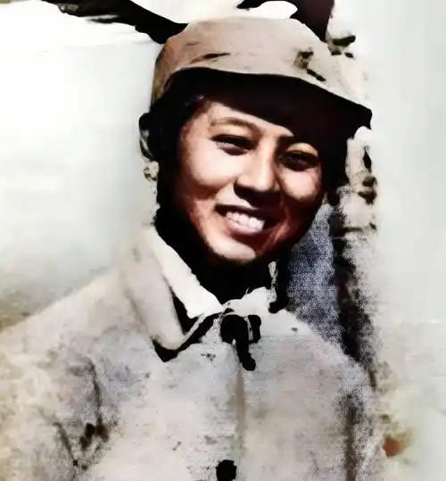 1941年，23岁的辛锐躺在担架旁，抬她的4位同志都已牺牲，敌人冲了上来，可是，