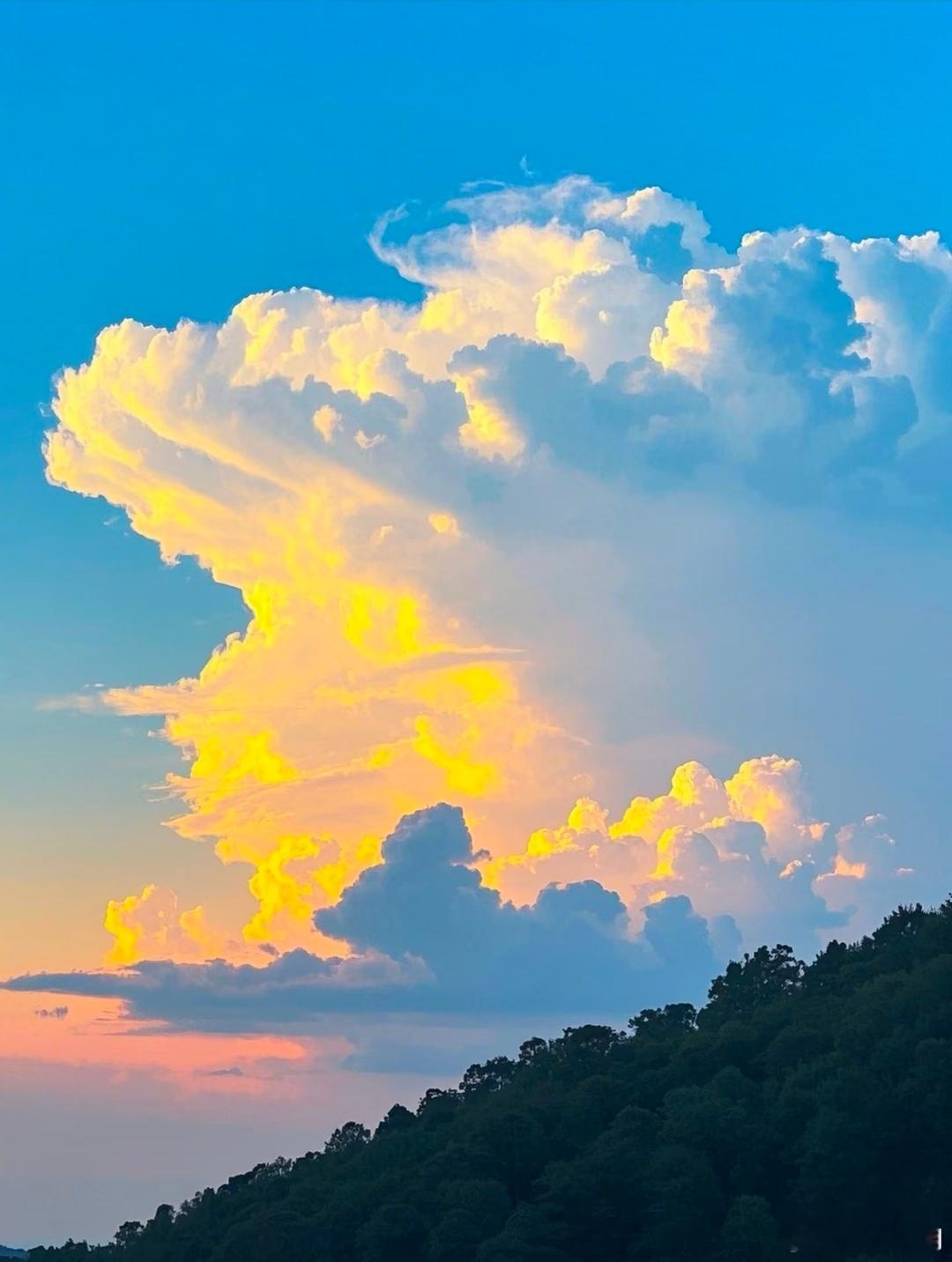 善良就是一股股流动的清泉，给万物带去生的希望和光明的前程。善良是清泉，让万物解渴