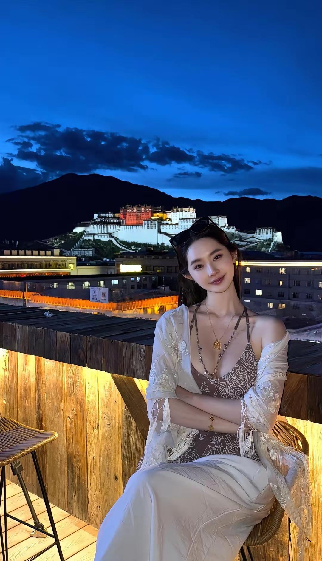 在布达拉宫前，享受夜晚的宁静与美丽