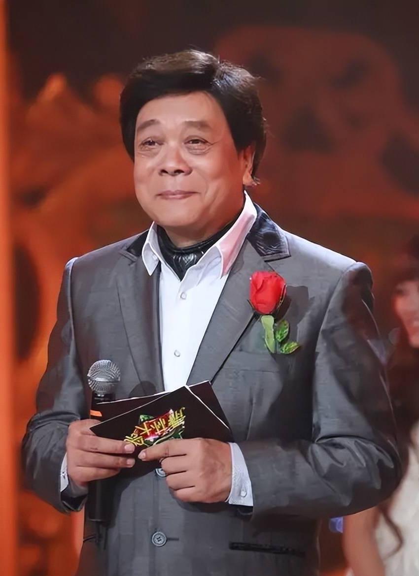 “赵忠祥瞒着妻子与我发生关系多年，并有特殊癖好，令我身心受到严重伤害！”2004