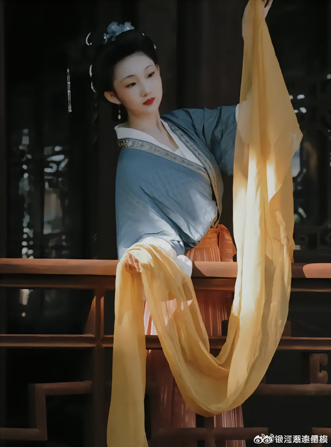 #这场巴黎街头的汉服秀好city# 汉服闪耀塞纳河畔，中国风席卷巴黎！看到这一幕