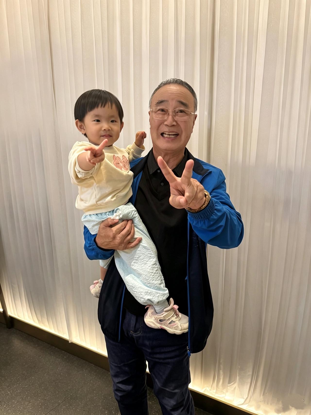 【假期最快乐的，还是这份人间亲情】

这个节假日日程排得满满当当，应约撰稿、看书